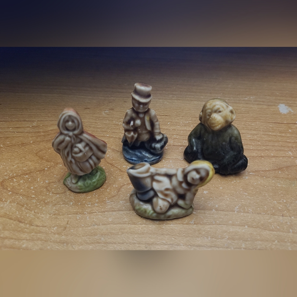 Red Rose Wade vintage porcelin ceramic figurines (4)